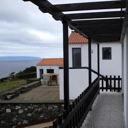 Image 3 - Sara Village, Estrada Regional 1-2ª, 9940-308 São Roque do Pico, Azores, Portugal - Room for rent