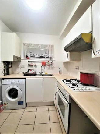 Image 7 - Stockwood Crescent, Luton, LU1 3SS, United Kingdom - Apartment for rent