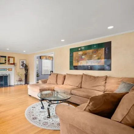 Image 3 - 22 Priscilla Circle, Wellesley, MA 02457, USA - House for sale