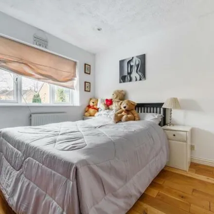 Image 3 - 2 Highgrove Close, London, N11 3PT, United Kingdom - House for sale