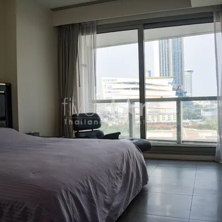 Rent this 4 bed apartment on Tung Ting in Charoen Nakhon Road, Khlong San District