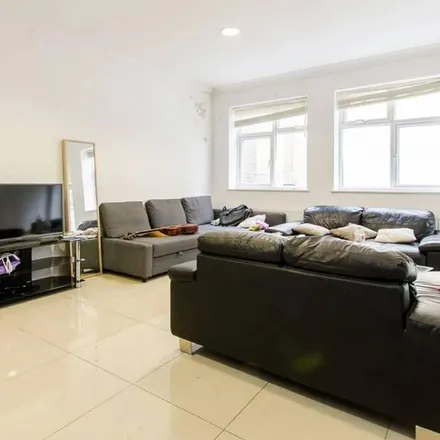 Rent this 3 bed apartment on Tesco Express in 45 Whitechapel Road, Spitalfields