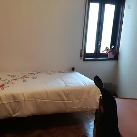 Rent this 4 bed room on Rua de Marquês Sá da Bandeira 532 in 4400-217 Vila Nova de Gaia, Portugal