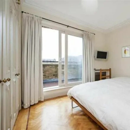 Image 7 - 35 Queen's Gate Gardens, London, SW7 5RR, United Kingdom - Room for rent