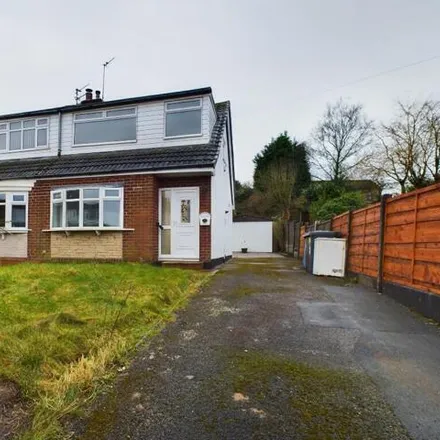 Rent this 3 bed duplex on Bardsley Gate Avenue in Mottram, SK15 2TB