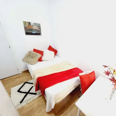 Rent this 9 bed room on Iberneu in Calle del Buen Suceso, 23