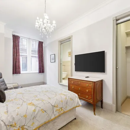 Rent this 2 bed apartment on Bickenhall Mansions in Bickenhall Street, London