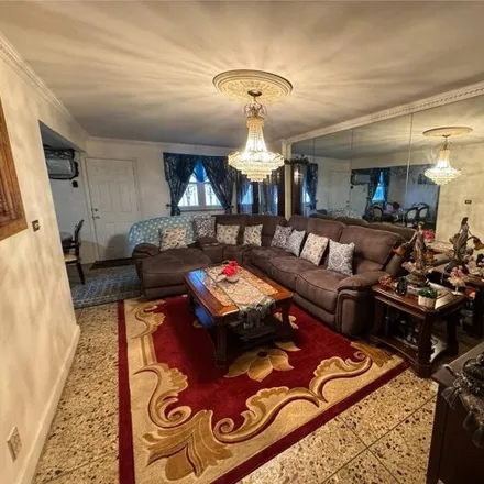 Image 8 - 66-05 Garfield Avenue, New York, NY 11377, USA - House for sale