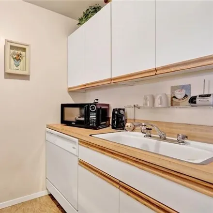 Image 7 - 3171 Whitney Avenue, New York, NY 11229, USA - Apartment for sale