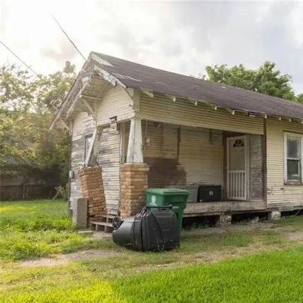 Buy this 2 bed house on Chicago Mexican Beef & Pizza in Kern Street, Houston