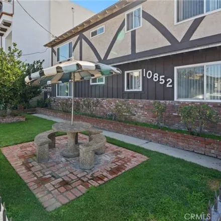 Image 2 - 10888 Blix Street, Los Angeles, CA 91602, USA - House for sale