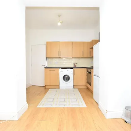 Image 2 - Sunnybank, Penge Road, London, SE25 4BQ, United Kingdom - Apartment for rent