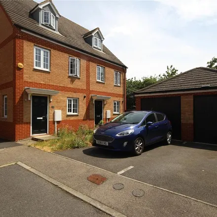 Rent this 3 bed duplex on Turners Gardens in Northampton, NN4 6LZ