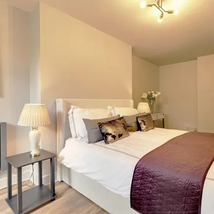 Image 7 - Ravenhurst Bed &amp; Breakfast, 93 Pittville Lawn, Cheltenham, GL52 2BP, United Kingdom - Apartment for rent