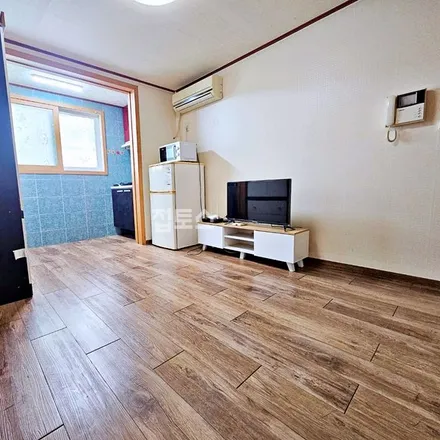 Rent this studio apartment on 부산광역시 수영구 광안동 120-217