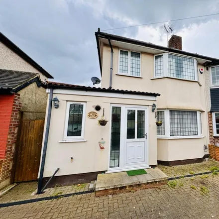 Rent this 3 bed duplex on Birkdale Road in London, SE2 9HU