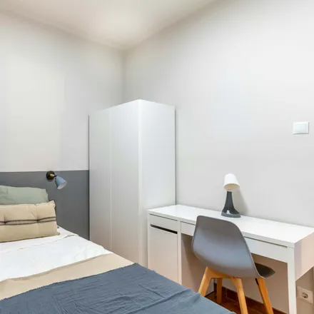 Rent this 5 bed room on Carrer de Pi i Margall in 114, 08025 Barcelona