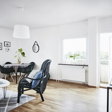 Rent this 3 bed apartment on Briljantgatan 15 in 421 49 Gothenburg, Sweden