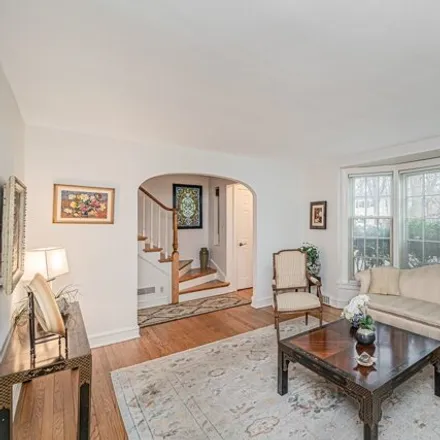 Image 2 - 6866 North Tonty Avenue, Chicago, IL 60646, USA - House for sale