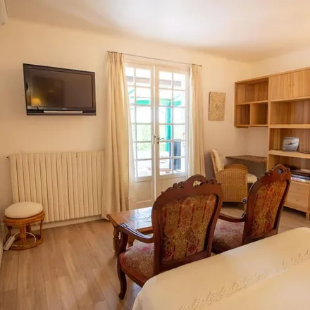 Rent this 1 bed townhouse on 83210 Solliès-Pont