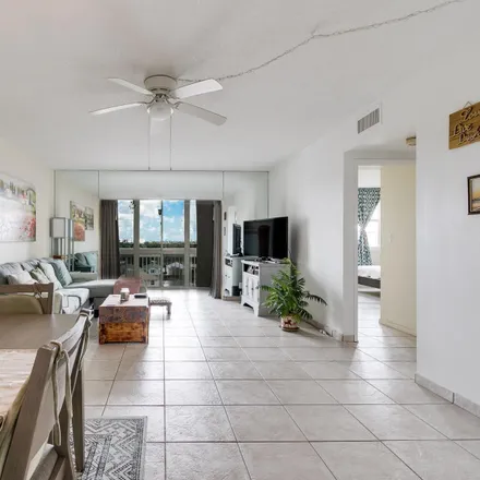 Image 1 - 4400 Hillcrest Drive, Hollywood, FL 33021, USA - Condo for sale