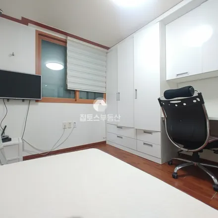 Rent this studio apartment on 서울특별시 관악구 봉천동 44-7