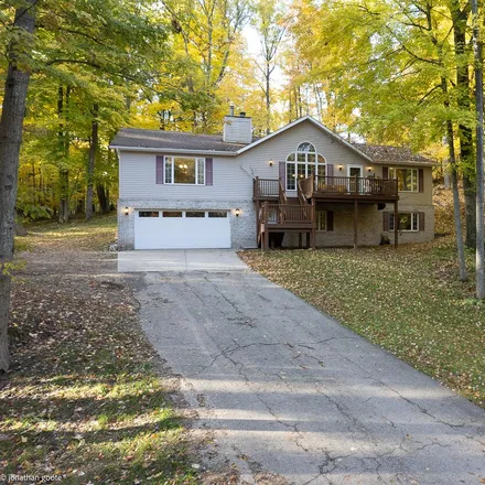 Buy this 4 bed house on 10966 Shawnee Trail in Morton Township, MI 49346