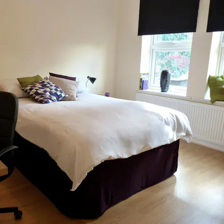 Rent this 4 bed room on Tamar Way in London, N17 9HF