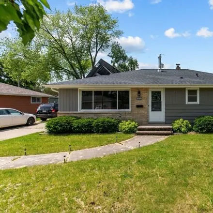 Buy this 3 bed house on 2519 N Owaissa St in Appleton, Wisconsin