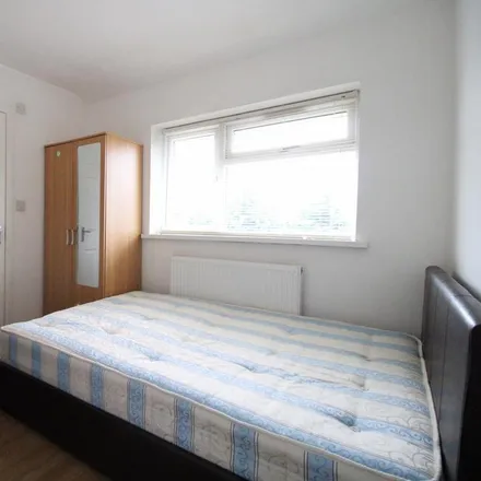 Rent this 1 bed apartment on Kingsley Avenue in Englefield Green, TW20 0PP