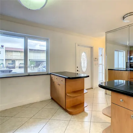Image 2 - 809 West 79th Place, Hialeah, FL 33014, USA - Townhouse for sale