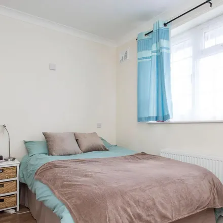 Rent this 5 bed apartment on 227 Westway in London, W12 7AP
