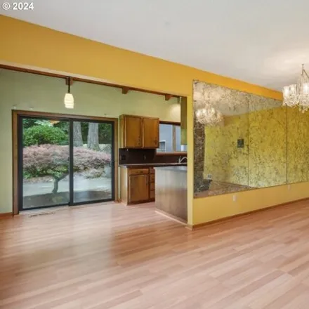 Image 7 - 4404 SW Primrose St, Portland, Oregon, 97219 - House for sale