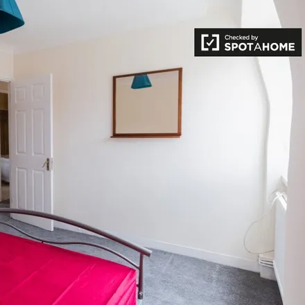 Rent this 4 bed room on Rushton House in Union Grove, London