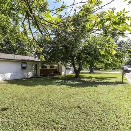 Image 2 - 809 Euclid St, Cleburne, Texas, 76033 - House for sale