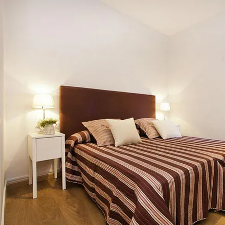 Rent this 2 bed apartment on Carrer de Casanova in 136, 138