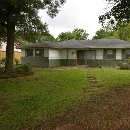 Rent this 4 bed house on 1742 Oaks Drive in Pasadena, TX 77502