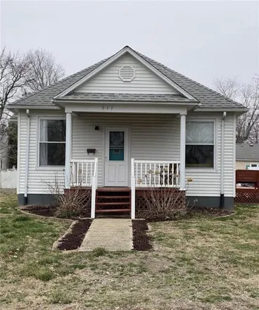 Buy this 2 bed house on 983 East Main Street in Greenville, IL 62246