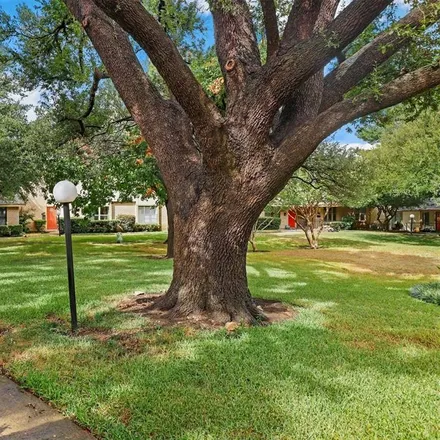 Image 3 - 13883 Brookgreen Drive, Dallas, TX 75240, USA - Townhouse for sale