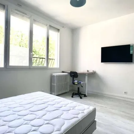 Rent this 11 bed apartment on 7 Rue du Petit Bois in 94000 Créteil, France
