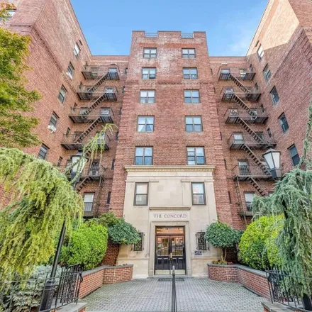 Buy this 1 bed condo on 25-40 31st Avenue in New York, NY 11106