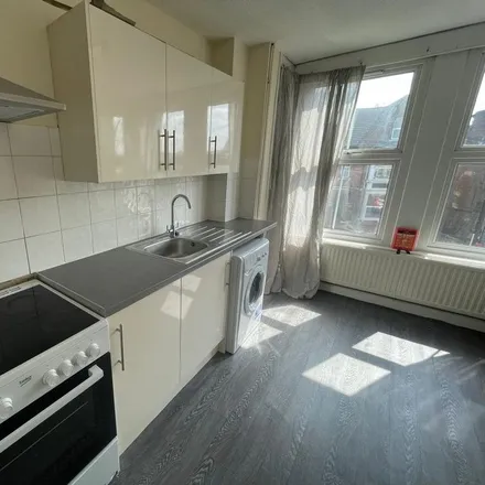 Image 3 - Priory Road, High Wycombe, HP13 6SL, United Kingdom - Apartment for rent