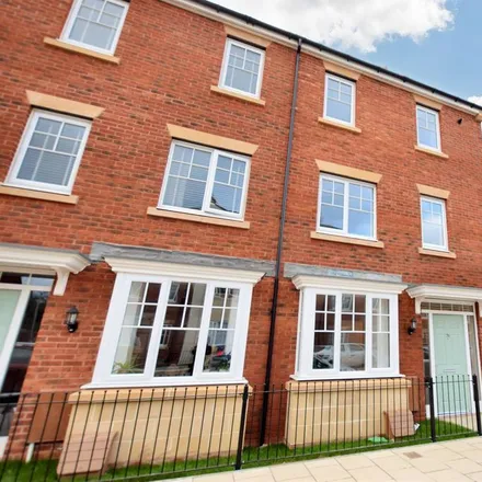 Rent this 4 bed townhouse on 79 The Boulevard in Cardiff, CF11 8GF