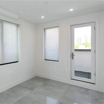 Image 3 - 158 Bay 49th Street, New York, NY 11214, USA - Townhouse for sale