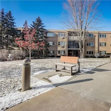 Buy this 1 bed condo on 4360 Brookside Court in Edina, MN 55326