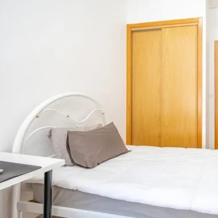 Rent this 4 bed room on Pastelaria Bélgica in Rua Filipe da Mata 1, 1600-021 Lisbon