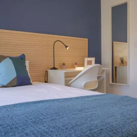 Rent this 5 bed apartment on F. Saiz Cuentakilometros in Calle de Francisco Silvela, 28006 Madrid