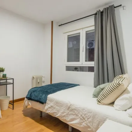 Rent this 4 bed room on Calle del Camino de los Vinateros in 55, 28030 Madrid