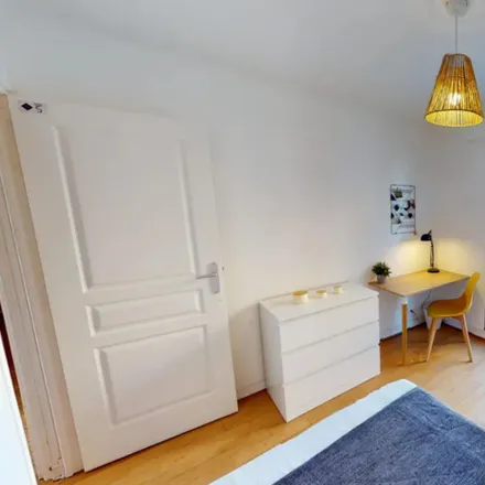 Rent this 6 bed room on 10 Rue Juge in 75015 Paris, France