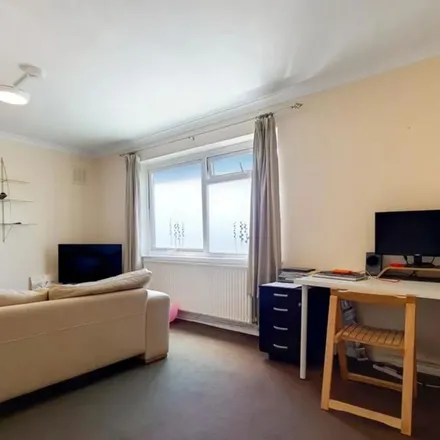 Image 1 - 72 Wimbledon Park Road, London, SW18 5TA, United Kingdom - Apartment for rent